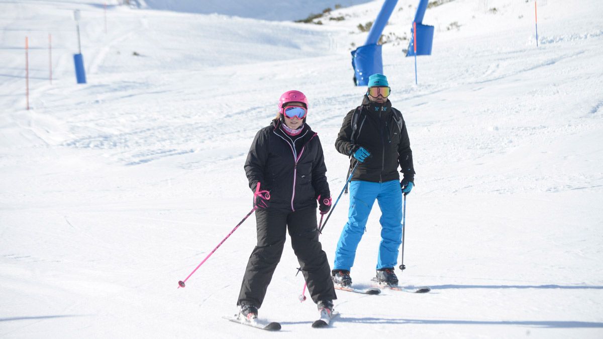 Esquiadores durante la pasada temporada de nieve en San Isidro. | MAURICIO PEÑA