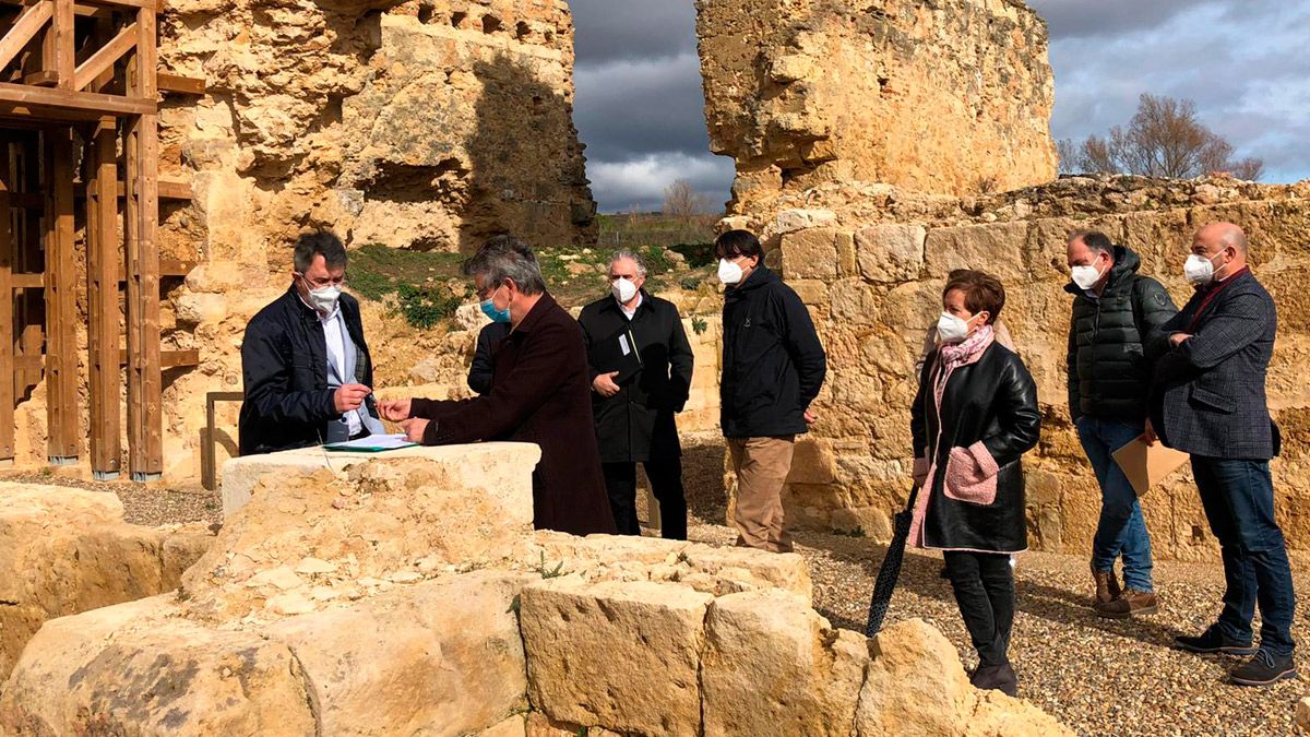 Visita para comprobar el estado de las obras de consolidación del templo. | L.N.C.