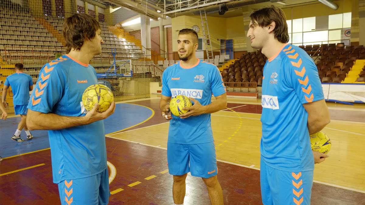 Juanjo Fernández, Gonzalo Carou y Matías Vieyra charlan durante un entrenamiento. | DANIEL MARTÍN
