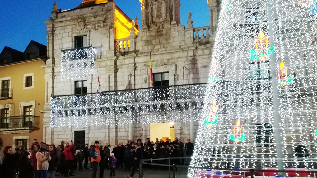 Decoración navideña en la plaza del Ayuntamiento, en imagen de archivo. | M.I.