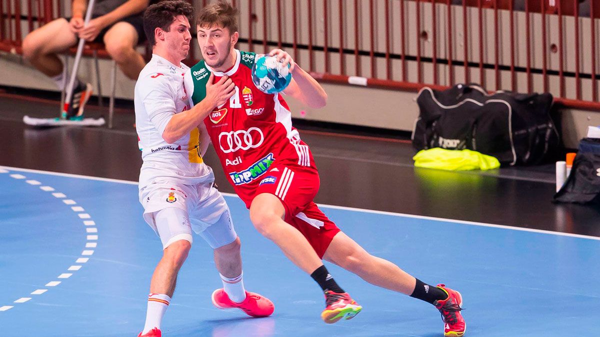 Jaime trata de sujetar a un jugador magiar durante el partido de ayer en Veszprem. | MKSZ Jaime trata de sujetar a un jugador magiar durante el partido de ayer en Veszprem. | MKSZ