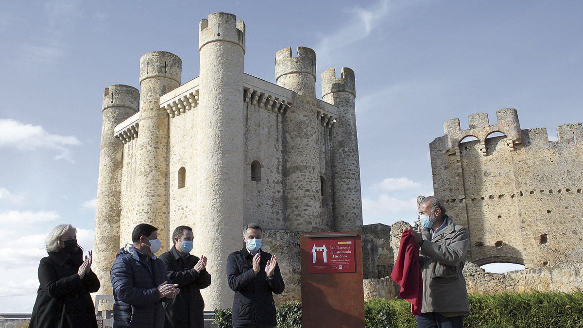 El Conde de Montalvo junto a parte de la corporación municipal descubriendo la placa de la Red Nacional de Castillos. | T.G.