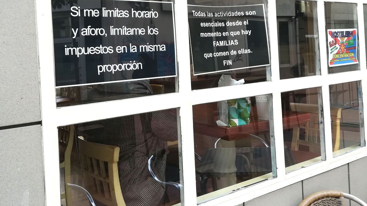 Una cafetería de Ponferrada, con carteles reivindicativos. | D.M.