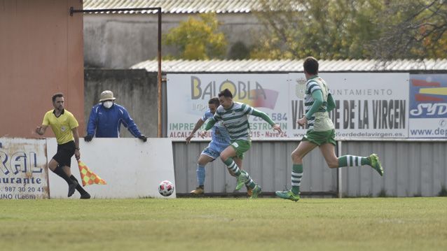 Un instante de un partido de La Virgen esta temporada. | SAÚL ARÉN