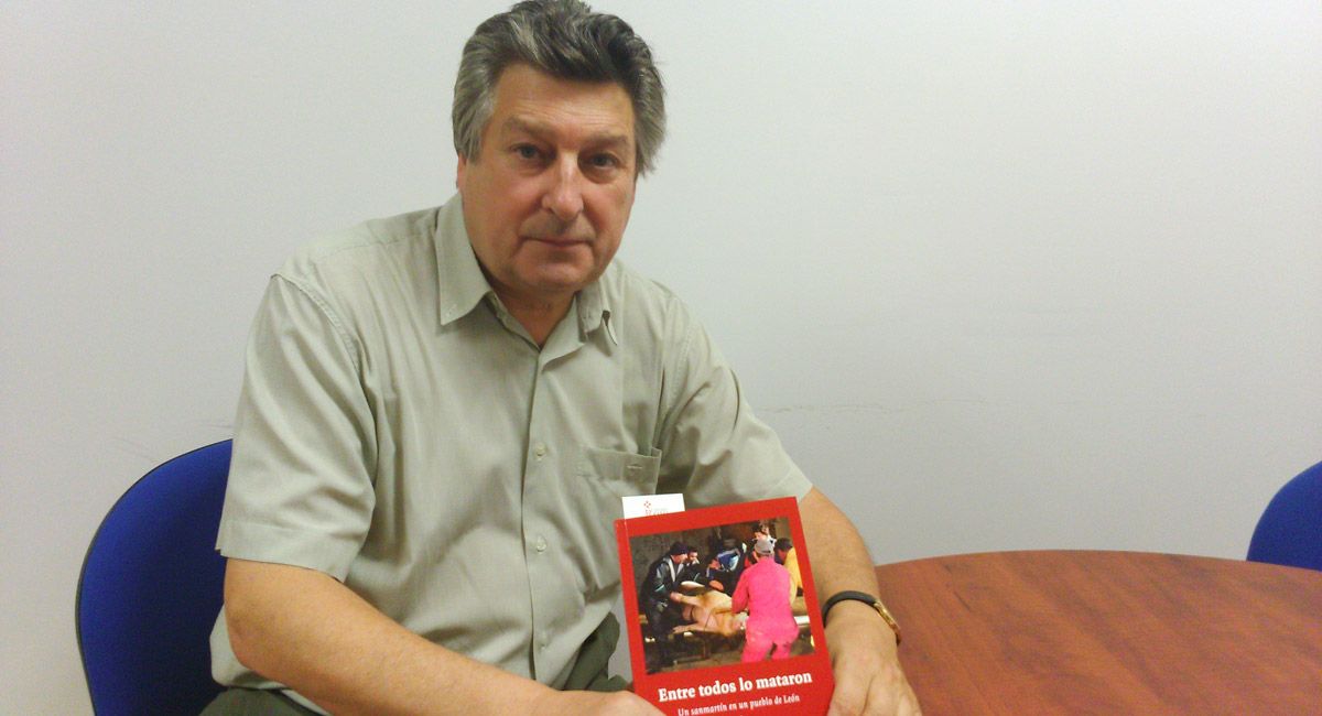 El autor, Luis Carrizo Medina, con la publicación entre sus manos.