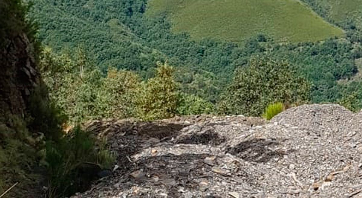 Vertidos denunciados por USE, sobre la pista entre San Critóbal y Peñalba.