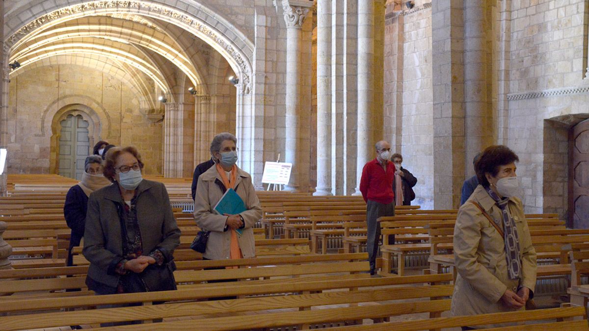 Fieles leoneses durante una misa en San Isidoro. | MAURICIO PEÑA