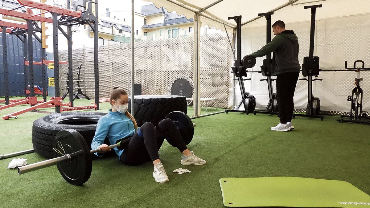 El 'Gimnasio Victoria' volvió a abrir este viernes, pero solo las instalaciones que tiene al aire libre. | SAÚL ARÉN