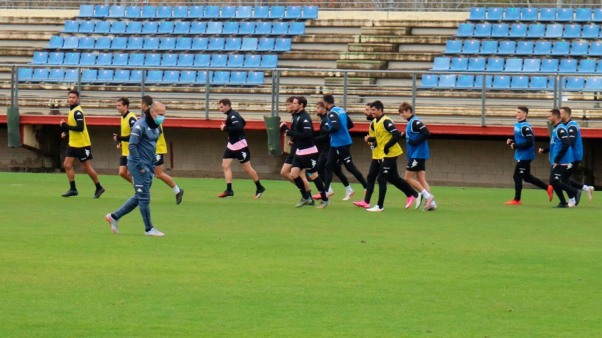 David Cabello, durante un entrenamiento en el Área Deportiva de Puente Castro. | CYDL