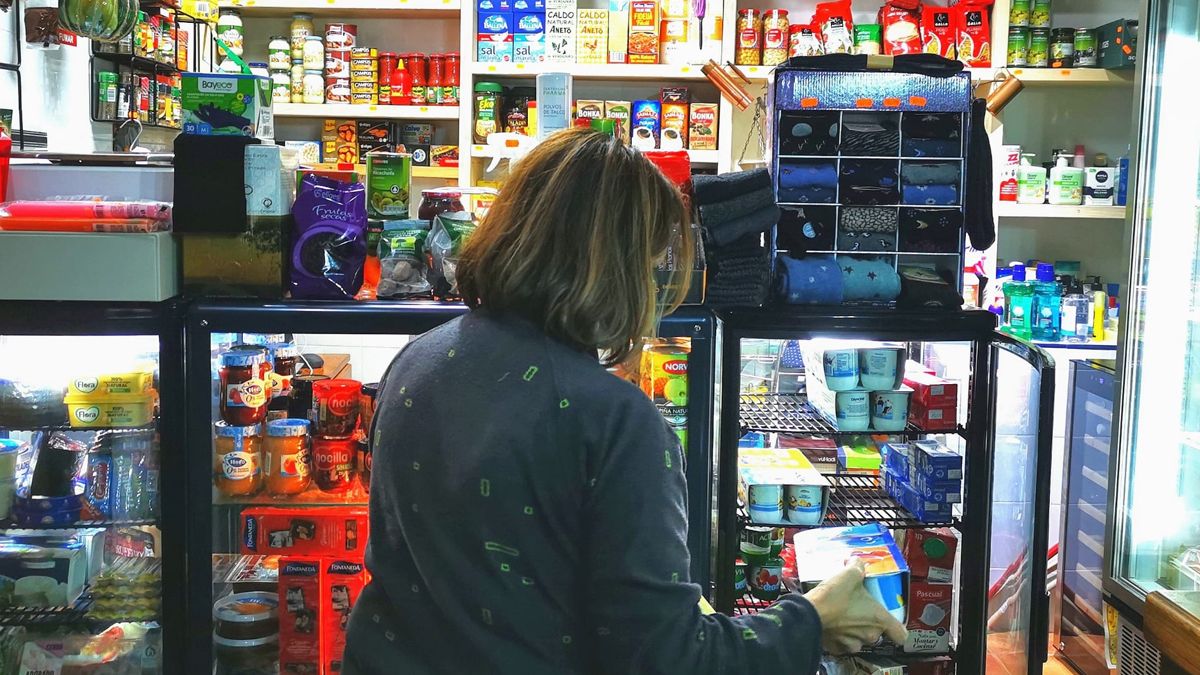 Mari Flor atiende la tienda colmado de ‘La Cantina de Teixeira’. | L.N.C.