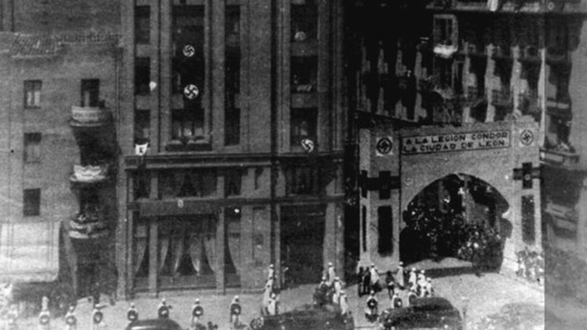 Detalle de una imagen del hotel Oliden, en la despedida de las tropas nazis, en una foto recogida por iLeon. Detalle de una imagen del hotel Oliden, en la despedida de las tropas nazis, en una foto recogida por iLeon.