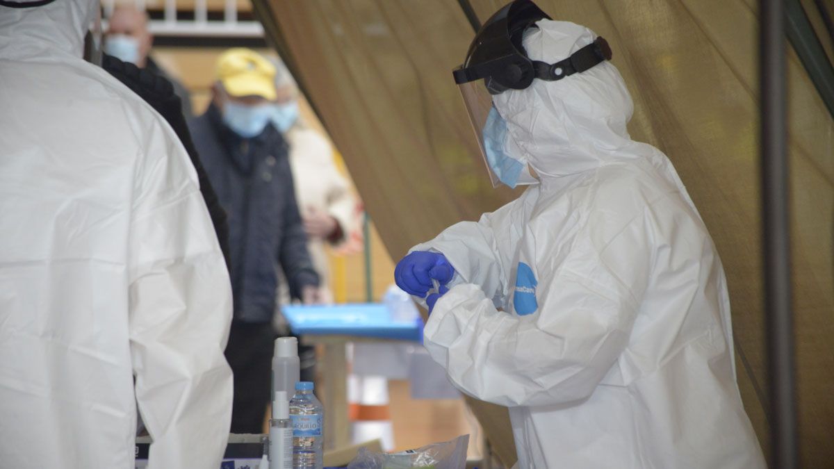 Un sanitario tomando pruebas de detección. | MAURICIO PEÑA Un sanitario tomando pruebas de detección. | MAURICIO PEÑA