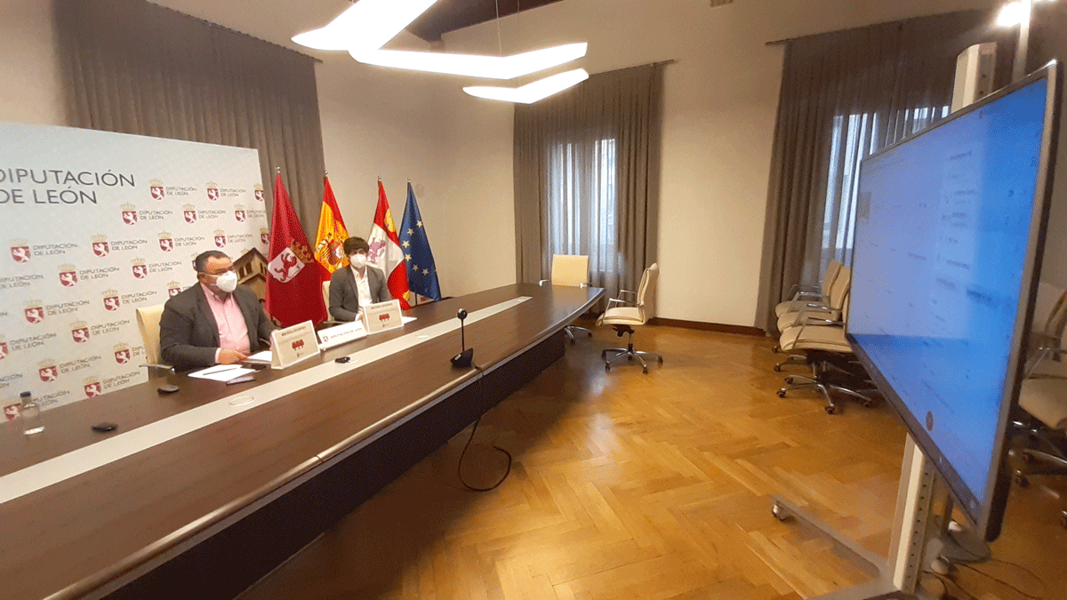 El presidente de la Diputación, Eduardo Morán, y el diputado de Cultura, Pablo López Presa, durante la rueda de prensa telemática. :