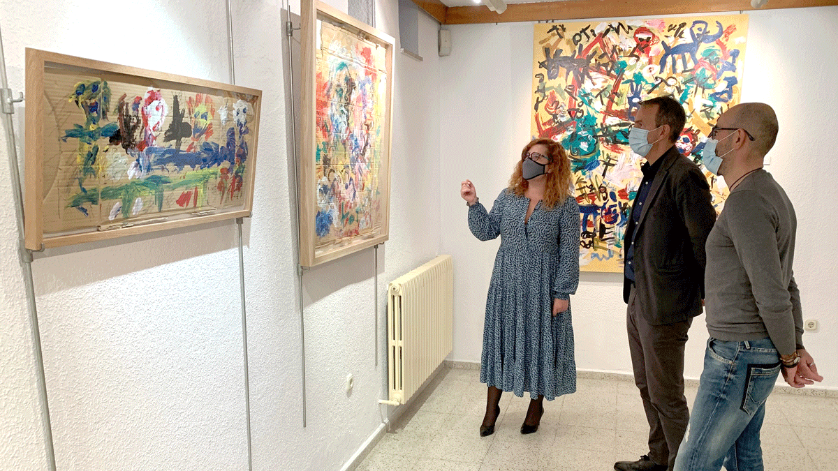 Un momento de la inauguración de la exposición ‘Colinas de sal’ en la Casa de Cultura de La Robla.