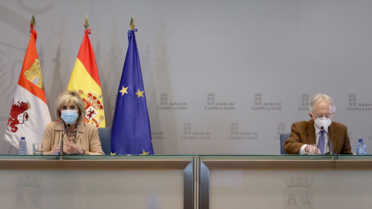 La consejera de Sanidad, Verónica Casado, y el coordinador autonómico de las UCI, Jesús Blanco. | ICAL