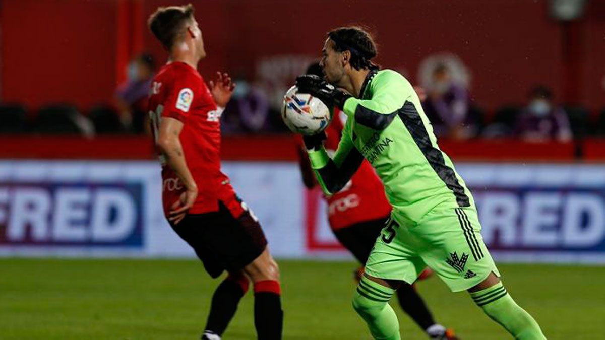 Caro se dispone a sacar de portería durante el partido frente al Mallorca. | LALIGA