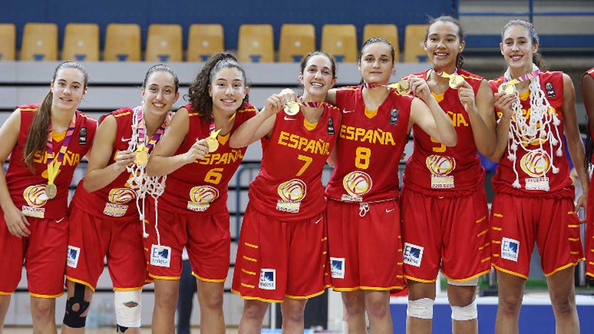 Ángela Salvadores, con el número 8, celebra la medalla de oro junto a sus compañeras. | FIBA