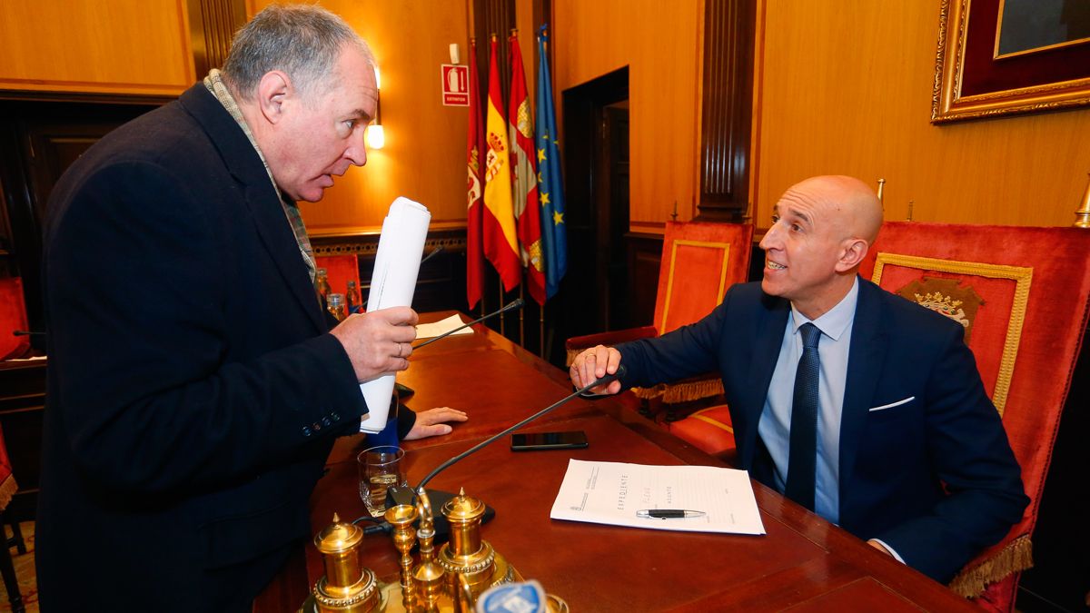 Eduardo López Sendino y José Antonio Diez, en el Ayuntamiento de San Marcelo. | ICAL