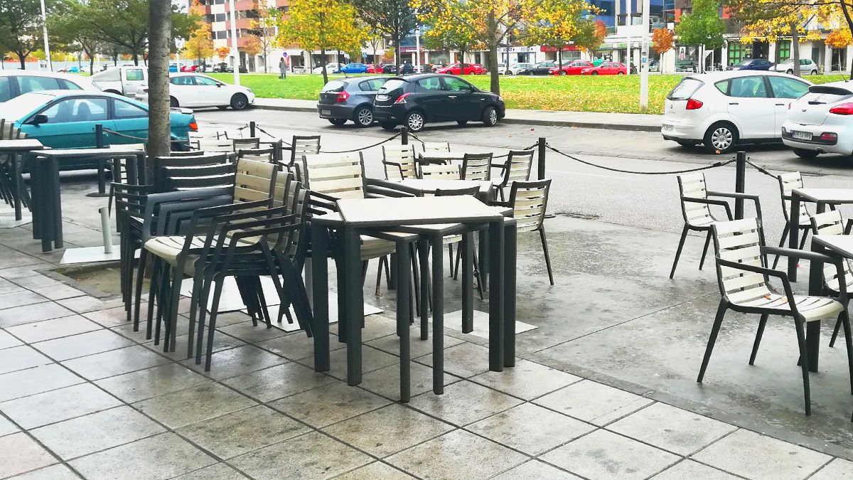 Una terraza en el barrio de La Rosaleda de Ponferrada. | D.M.