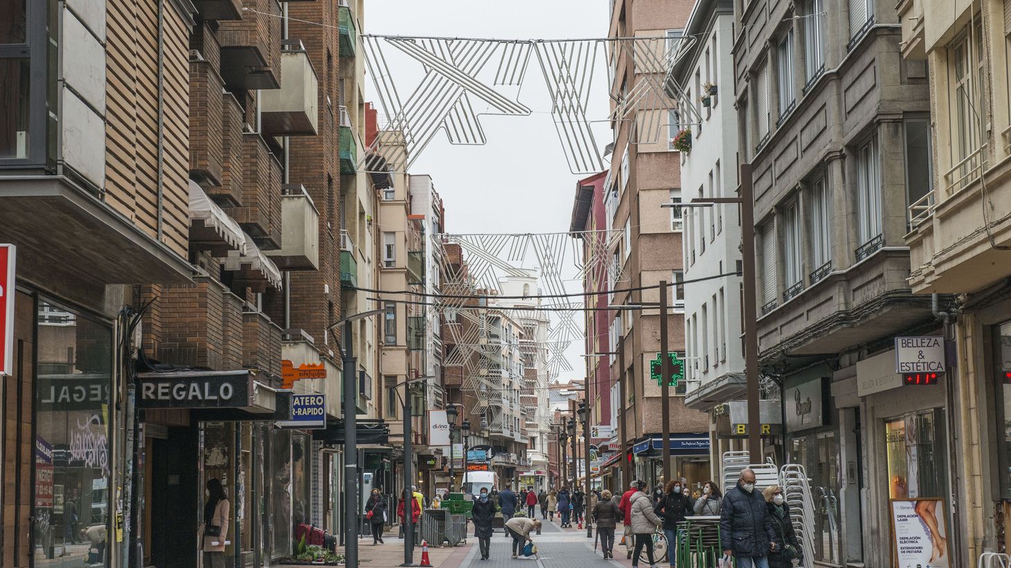 Los operarios ya trabajan en la instalación de la decoración navideña. | MAURICIO PEÑA