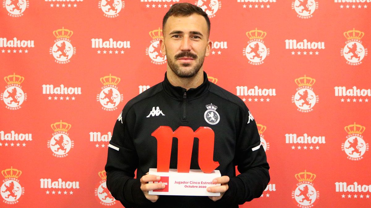 Dioni recoge el premio como mejor jugador del mes de octubre. | CYD