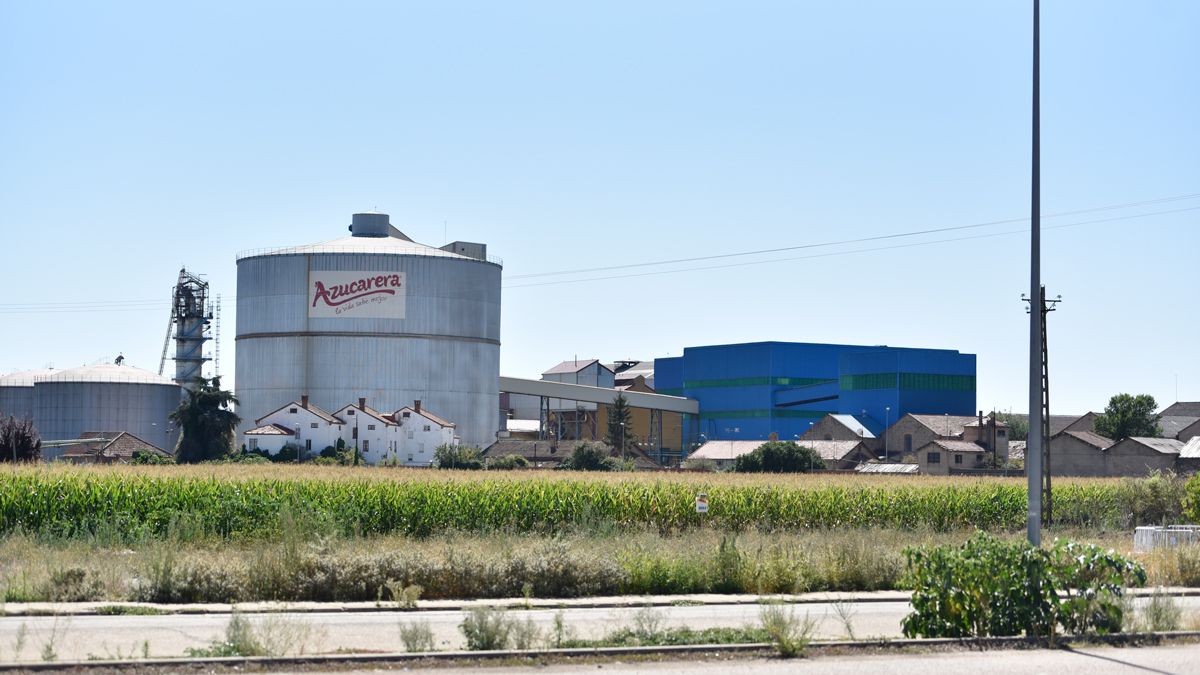 La fábrica de Azucarera en La Bañeza, fundamental en la agroindustria de la provincia y, sobre todo, de la zona. | SAÚL ARÉN