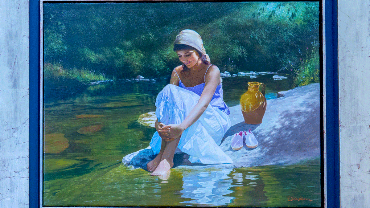 Mujer lavando los pies en el río. | VICENTE GARCÍA