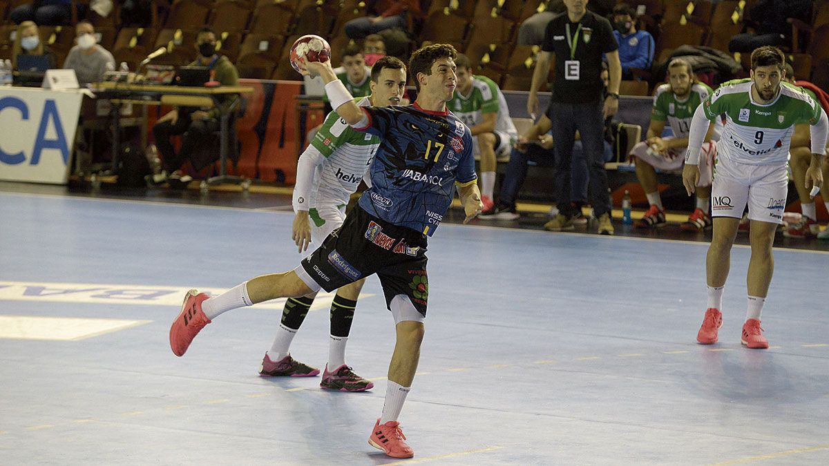 Jaime Fernández se dispone a lanzar un penalti frente al Anaitasuna. | MAURICIO PEÑA