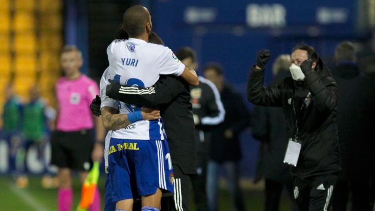 Los jugadores de la Deportiva celebran con su banquillo el gol logrado en Alcorcón. | LALIGA