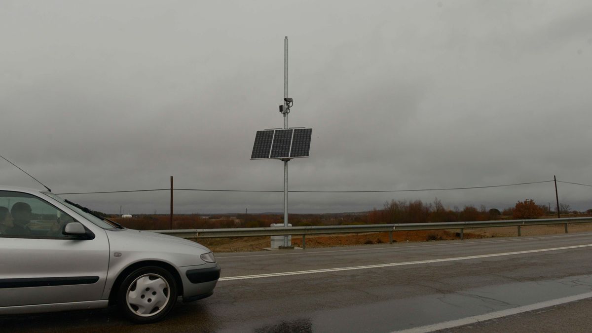 Un radar situado en una carretera de León. | MAURICIO PEÑA