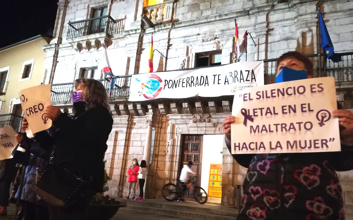 Imagen de la concentración en la tarde noche de este viernes en la plaza del Ayuntamiento de Ponferrada. | D.M.