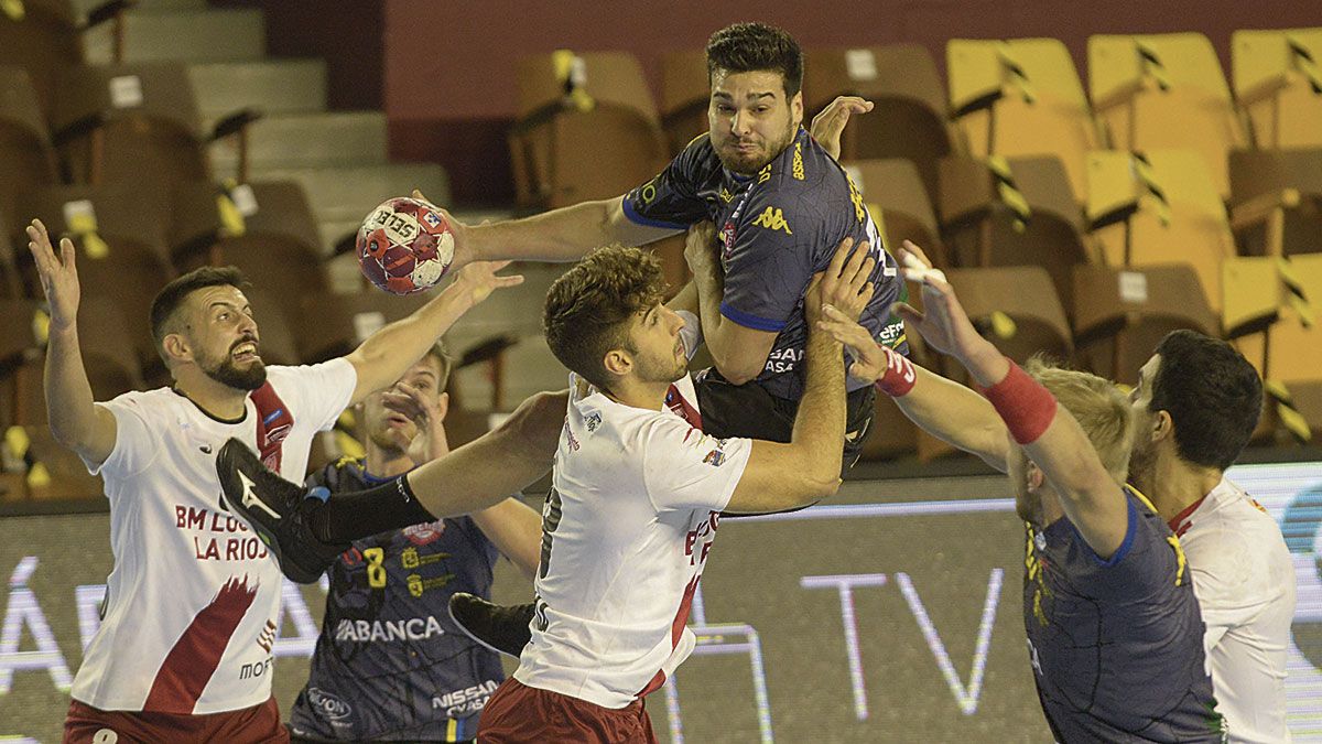 Natan busca en el aire a Piechowski. | MAURICIO PEÑA