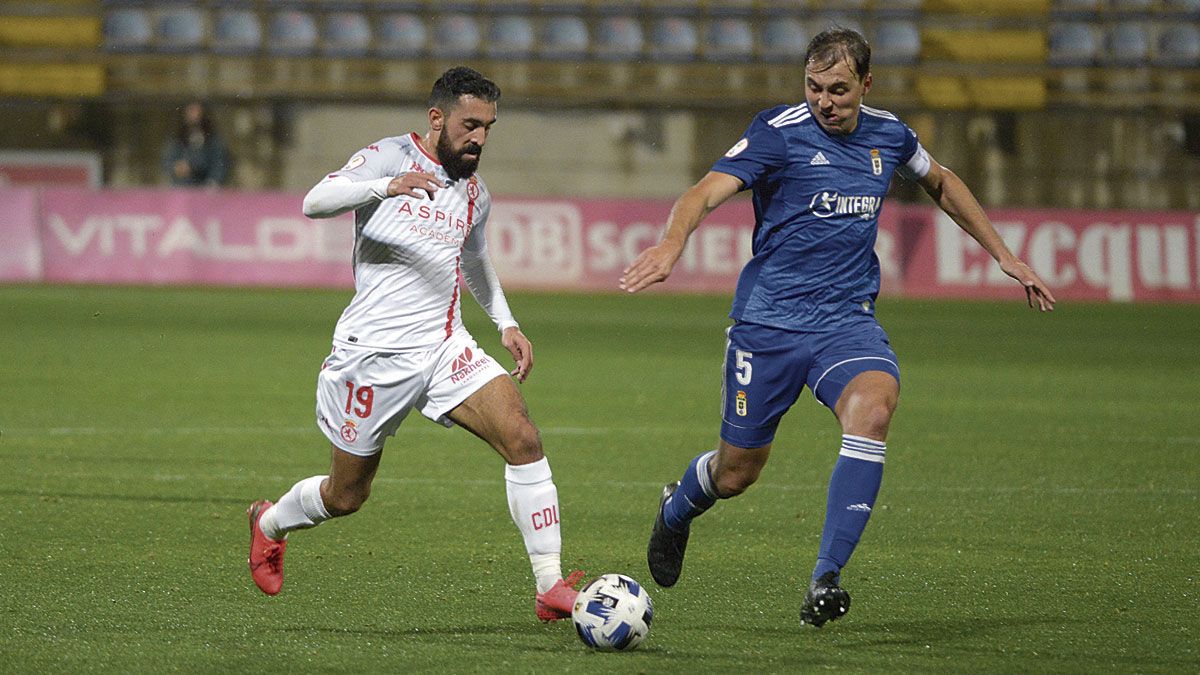 Bravo se zafa de un defensor del Oviedo B. | MAURICIO PEÑA