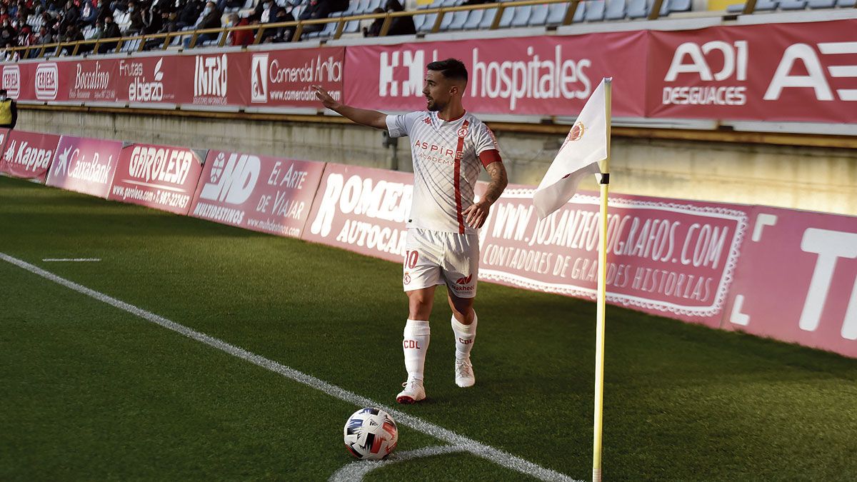 Sergio Marcos lanza un córner frente al Numancia. | SAÚL ARÉN