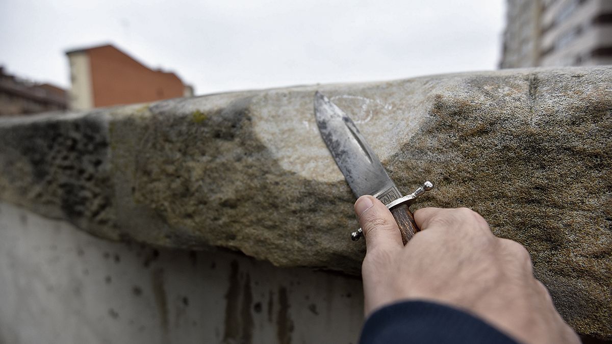 Las famosas piedras de afilar las navajas del Puente de los Maristas llevan un tiempo en la pasarela que baja hacia la calle Ramón y Cajal. | SAÚL ARÉN