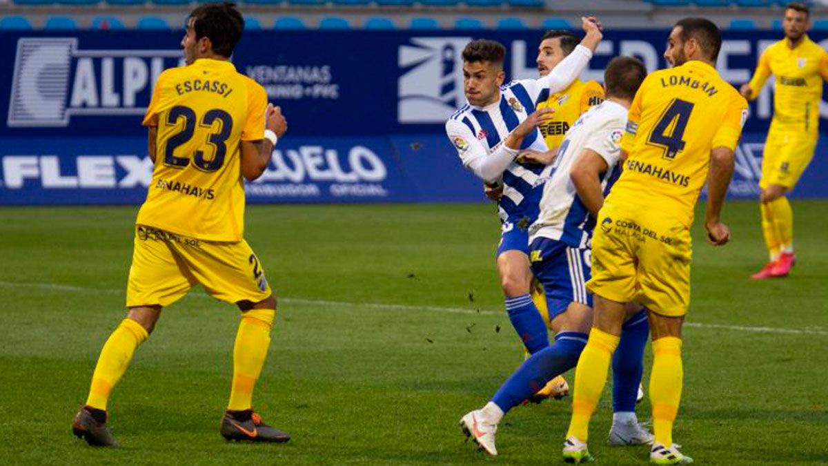 Curro realiza entre defensores del Málaga la volea que acabó convirtiéndose en el 2-1 | LALIGA