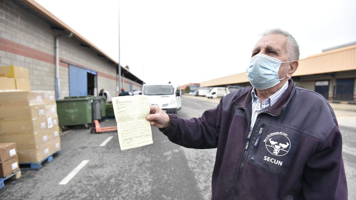 El voluntario del Banco de Alimentos muestra la denuncia interpuesta por la Policía Local. | SAÚL ARÉN