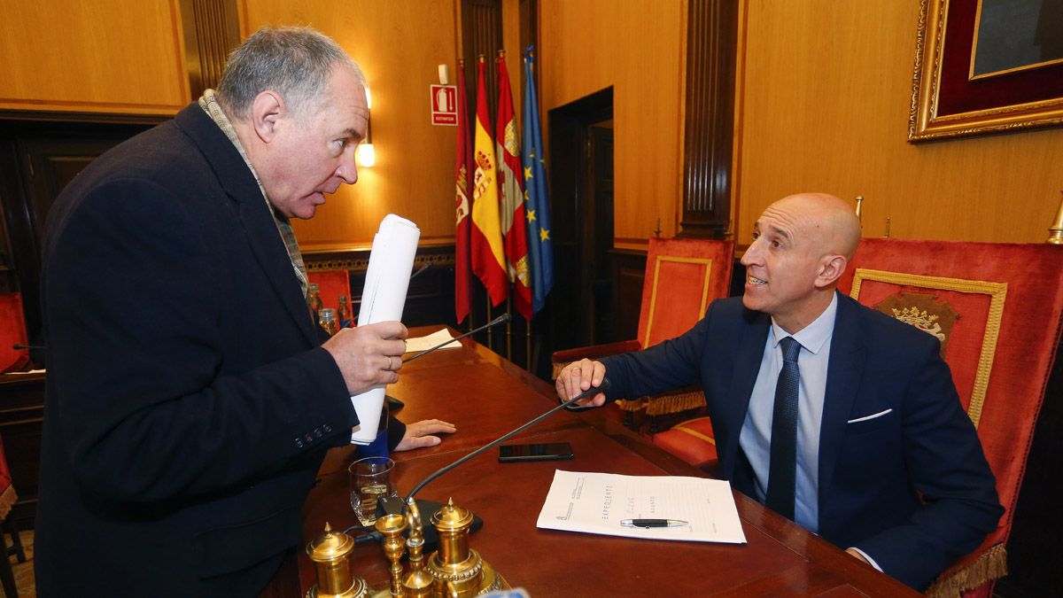 Eduardo López Sendino (UPL) y José Antonio Diez (PSOE). | CAMPILLO (ICAL)