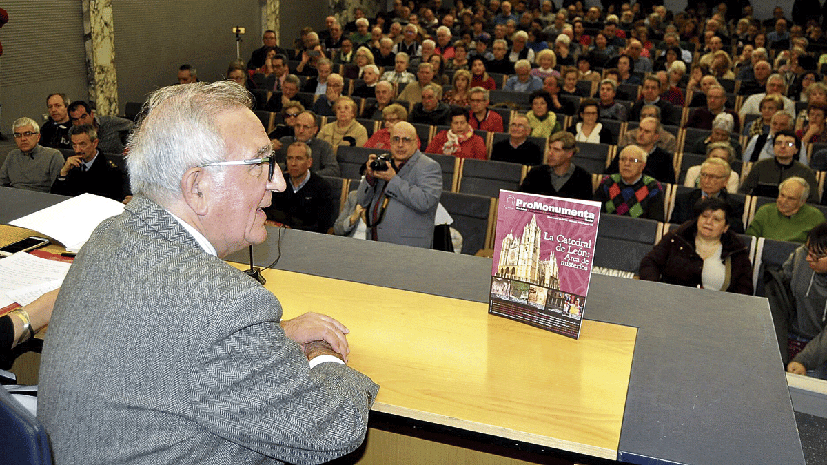 Víctor Ferrero presentando el último número de la revista Promonumenta