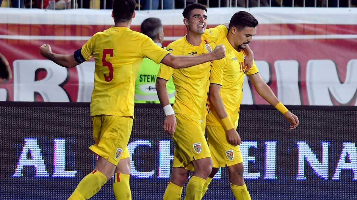 Pascanu celebra un gol con dos compañeros de la selección rumana. | FRF Pascanu celebra un gol con dos compañeros de la selección rumana. | FRF