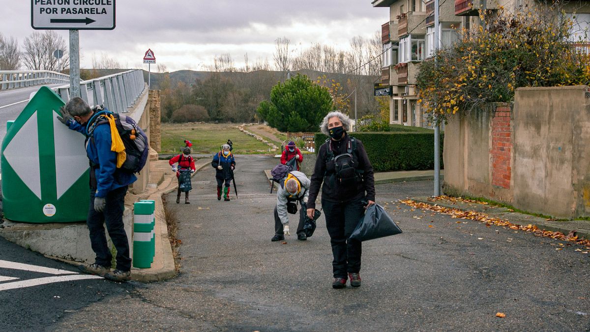 Los peregrinos limpiaron parte del Camino de Santiago a su paso por la provincia leonesa. | L.N.C.