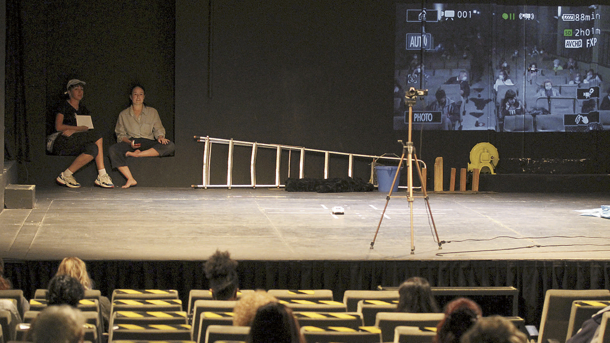 Las nuevas tecnologías están muy presentes en un montaje que aúna vídeo, danza y performance. | JUAN LUIS GARCÍA