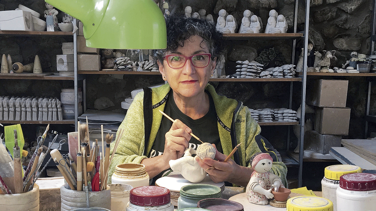 La ceramista Pilar Tirados es uno de los artesanos leoneses seleccionados en la campaña. La ceramista Pilar Tirados es uno de los artesanos leoneses seleccionados en la campaña.