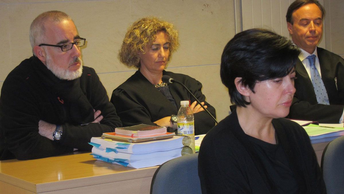 Rosario Porto (en la fila delantera) durante el juicio por la muerte de su hija. | EP