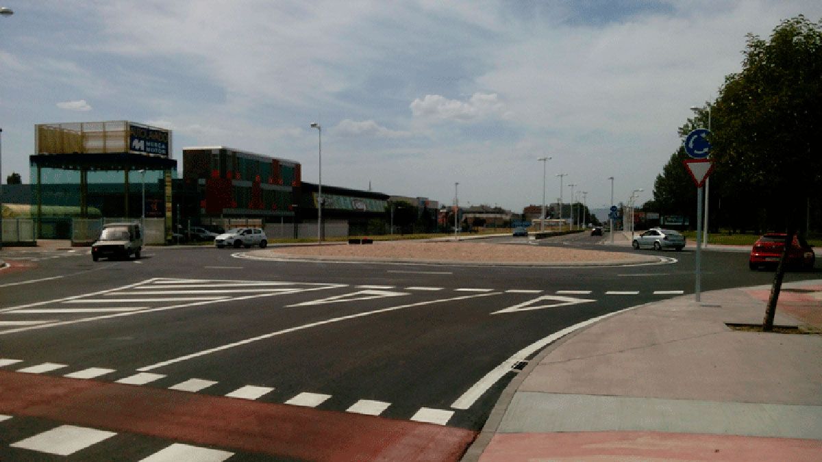 Imagen de la rotonda del PIB tras ser reabierta al tráfico después de las obras que se han realizado. | L. N. C.