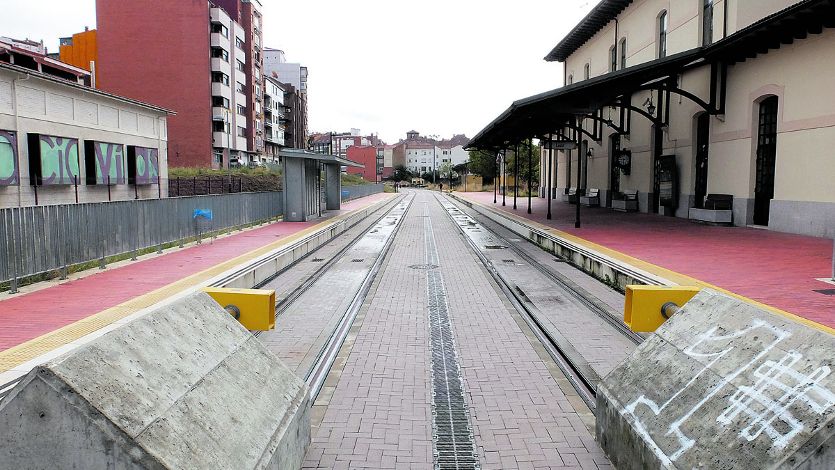 Vista general de la nueva plataforma para el tranvía a su llegada a la estación de Padre Isla. | MAURICIO PEÑA