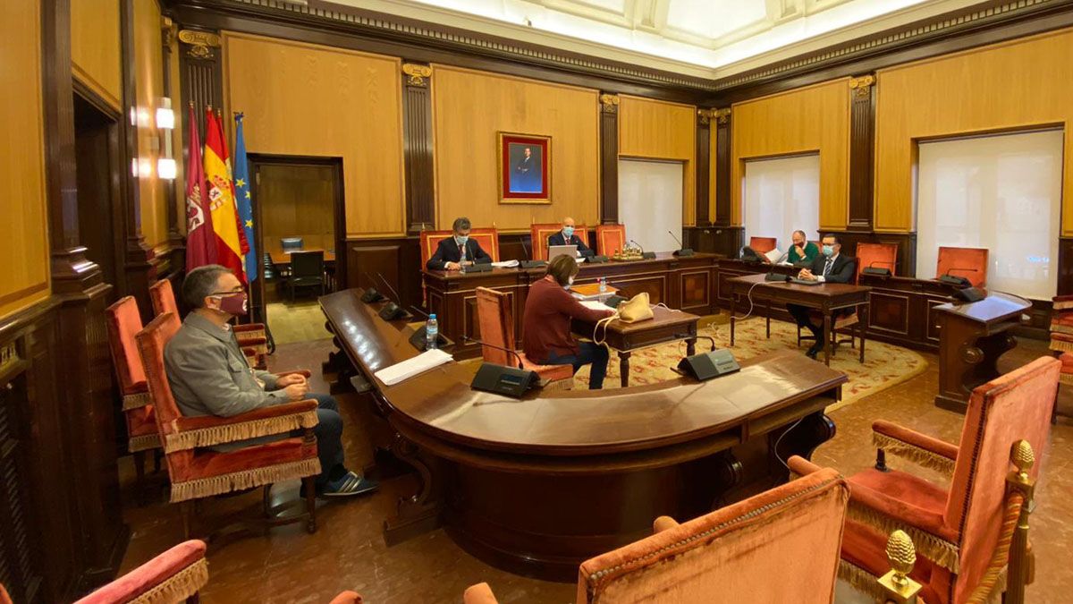 Un instante de la sesión plenaria en la que se aprobó inicialmente el presupuesto de 2021. | SAÚL ARÉN