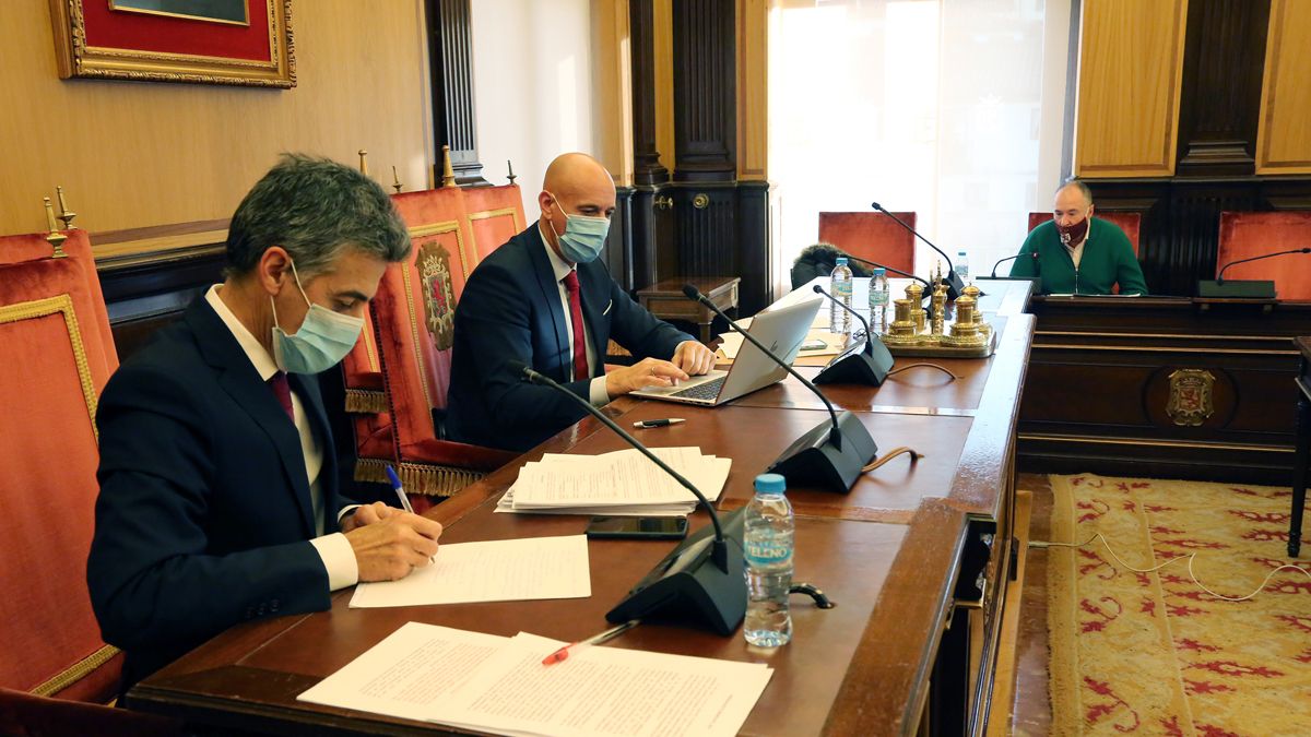 El concejal de Hacienda, Carmelo Alonso Sutil, el alcalde, José Antonio Diez, y el portavoz de UPL, Eduardo López Sendino. | L.N.C.