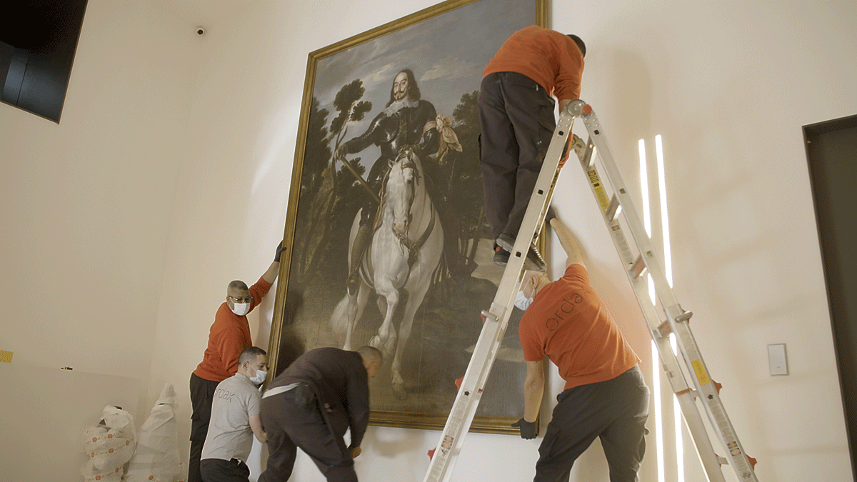 Colocación de la obra pictórica abstracta en la 2ª planta del Parador de San Marcos. | PARADORES