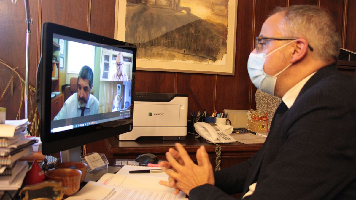 El alcalde de Ponferrada, en videoconferencia con el gerente de Sacyl. | L.N.C